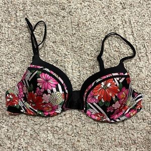 Victoria’s Secret push up bra. Size: 36A.